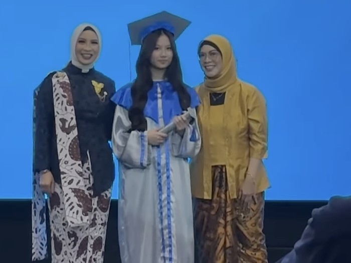 Imel Putri Cahyati dan Zaskia Gotik hadiri momen kelulusan anak mereka, Aqila.