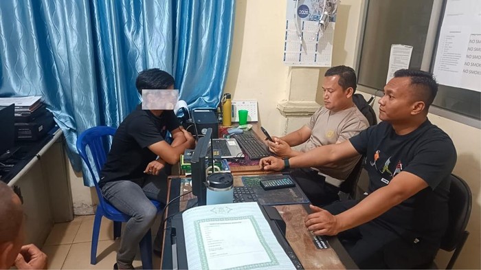 Pengemudi mobil ugal-ugalan di Pekanbaru saat diamankan polisi