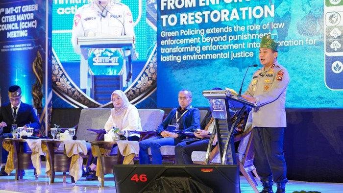 Kapolda Riau Irjen Pol Herry Heryawan menjadi pembicara di Forum IMT-GT, di Pekanbaru, Rabu (5/8/2026).