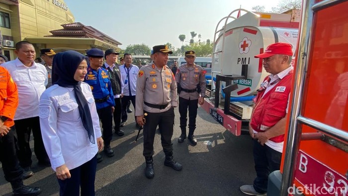 Kapolres KBP Andri Kurniawan bersama Bupati Serang Ratu Rachmatuzakiyah menggelar apel kesiapsiagaan.