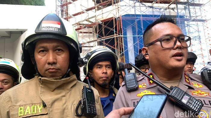 Kapolsek Cikini AKBP Braiel Arnold Rondonuwu dan Perwira Piket Damkar Subady.
