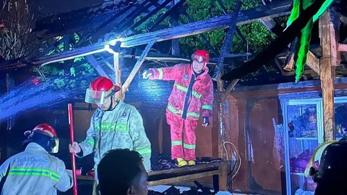 Petugas Damkarmat Kota Denpasar saat menangani kebakaran di wilayah Penatih, Denpasar pada Selasa malam. (dok. Damkarmat Kota Denpasar)