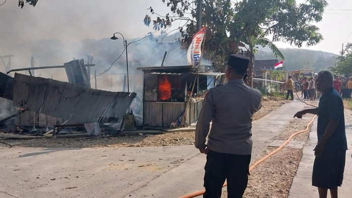 Kebakaran menghanguskan toko dan rumah di Klambu, Grobogan akibat korsleting listrik, Rabu (5/8/2026)