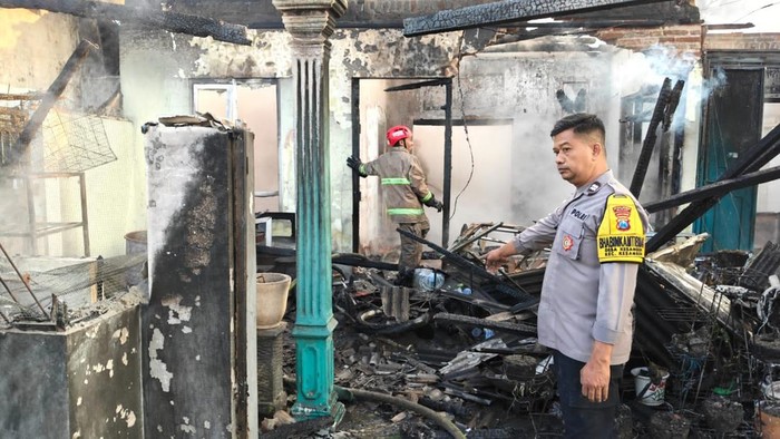 Kebakaran rumah dan warung di Blitar