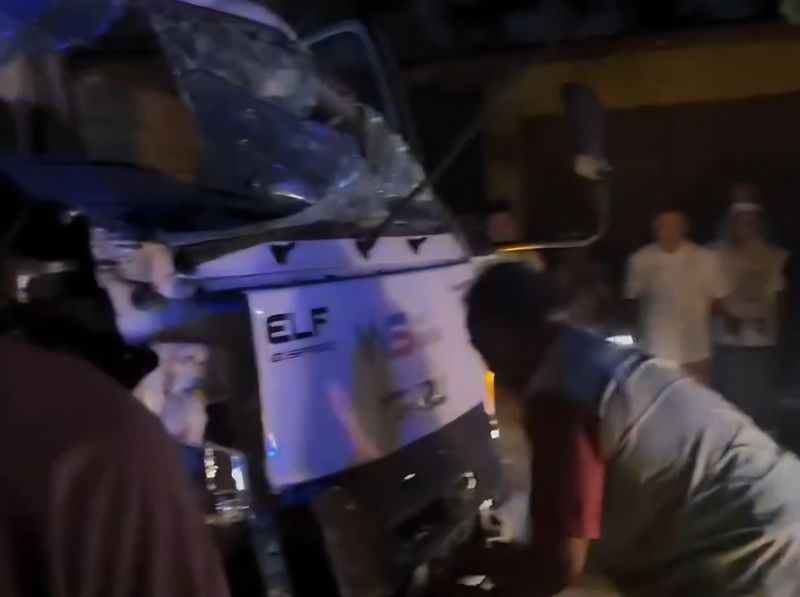Kecelakaan mengerikan melibatkan dua unit truk terjadi di Kabupaten Bogor. Kerasnya tabrakan sempat membuat pengemudi sopir terjepit di ruang kemudi. (dok Ist) Kecelakaan mengerikan melibatkan dua unit truk terjadi di Kabupaten Bogor. Kerasnya tabrakan sempat membuat pengemudi sopir terjepit di ruang kemudi. (dok Ist)