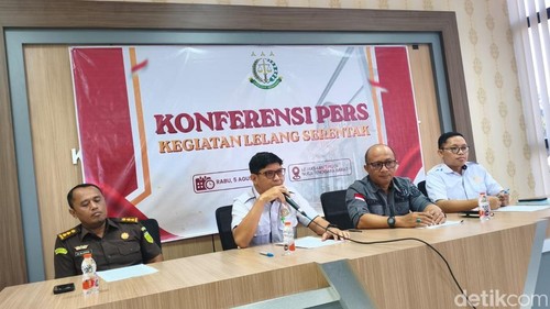 Kejati NTB menggelar konferensi pers sejumlah barang sitaan akan dilelang, di Media Center Kejati NTB, Rabu (5/8/2026).