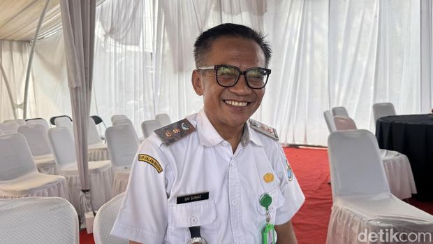 Kelurahan Bencongan di Tangerang. Lurah Bencongan, Bai Subiat, memberikan penjelasan.