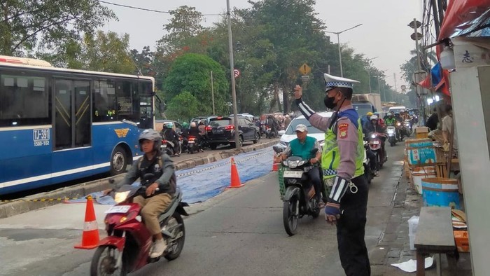 Kemacetan terjadi di Jalan Raya Bogor, Jakarta Timur (Jaktim) pagi ini. Kemacetan itu imbas adanya pengecoran jalan. (Dok TMC Polda Metro Jaya).