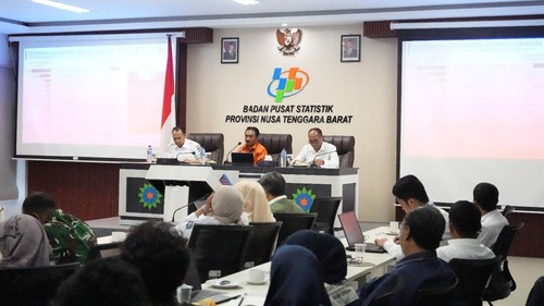 Kepala BPS NTB Wahyudin saat konferensi pers di kantornya, Rabu (5/8/2026). (Nathea Citra/detikBali)