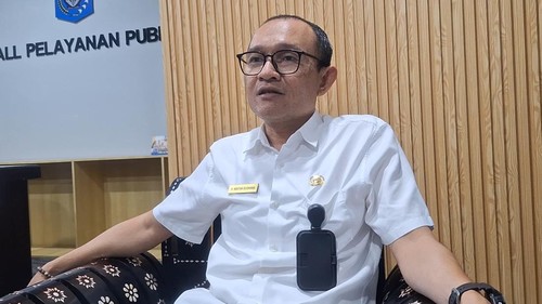 Kepala DPMPTSP Mataram, Novian Rosmana, saat diwawancarai di ruangannya, Rabu (5/8/2026). (Nathea Citra/detikBali)