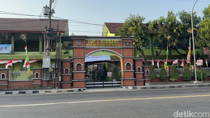 Gedung SMPN 5 Rembang, Rabu (5/8/2026).