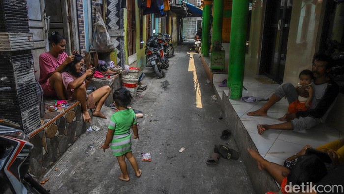 Ketika Angka Kemiskinan Menurun, Beban Hidup Warga Belum Ikut Berkurang Sejumlah penduduk beraktivitas di area permukiman padat Cilincing, Jakarta Utara, Rabu (5/8/2026). Badan Pusat Statistik (BPS) mencatat jumlah masyarakat miskin pada Maret 2026 mencapai 22,93 juta jiwa, turun dari 23,36 juta jiwa pada September 2025. Angka tersebut menjadi sinyal perbaikan kondisi kemiskinan secara nasional.