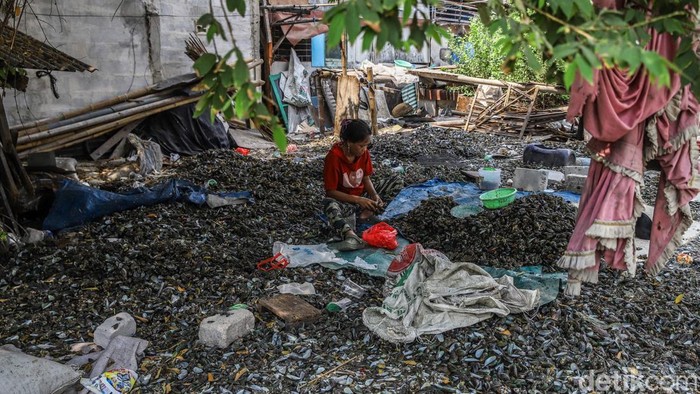 Ketika Angka Kemiskinan Menurun, Beban Hidup Warga Belum Ikut Berkurang Sejumlah penduduk beraktivitas di area permukiman padat Cilincing, Jakarta Utara, Rabu (5/8/2026). Badan Pusat Statistik (BPS) mencatat jumlah masyarakat miskin pada Maret 2026 mencapai 22,93 juta jiwa, turun dari 23,36 juta jiwa pada September 2025. Angka tersebut menjadi sinyal perbaikan kondisi kemiskinan secara nasional.