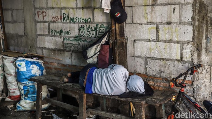 Ketika Angka Kemiskinan Menurun, Beban Hidup Warga Belum Ikut Berkurang Sejumlah penduduk beraktivitas di area permukiman padat Cilincing, Jakarta Utara, Rabu (5/8/2026). Badan Pusat Statistik (BPS) mencatat jumlah masyarakat miskin pada Maret 2026 mencapai 22,93 juta jiwa, turun dari 23,36 juta jiwa pada September 2025. Angka tersebut menjadi sinyal perbaikan kondisi kemiskinan secara nasional.