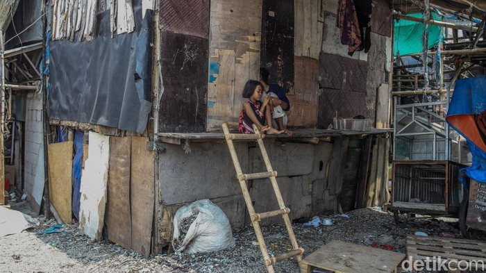 Ketika Angka Kemiskinan Menurun, Beban Hidup Warga Belum Ikut Berkurang Sejumlah penduduk beraktivitas di area permukiman padat Cilincing, Jakarta Utara, Rabu (5/8/2026). Badan Pusat Statistik (BPS) mencatat jumlah masyarakat miskin pada Maret 2026 mencapai 22,93 juta jiwa, turun dari 23,36 juta jiwa pada September 2025. Angka tersebut menjadi sinyal perbaikan kondisi kemiskinan secara nasional.