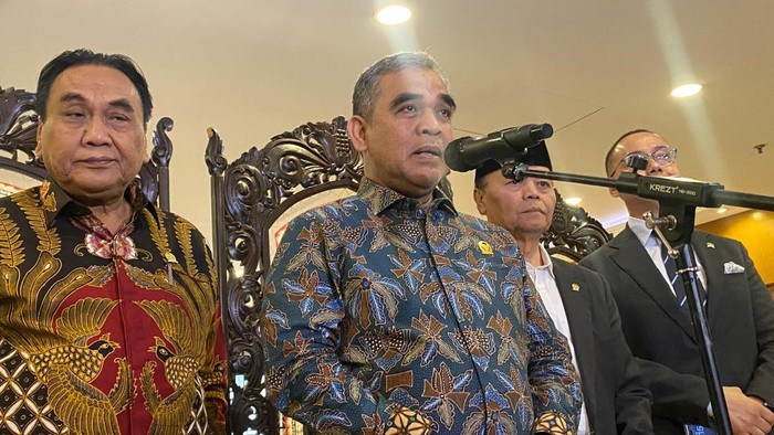 Ketua MPR Ahmad Muzani dengan pimpinan MPR lainnya