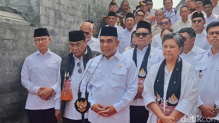 Ketua MPR RI Ahmad Muzani usai berziarah ke makam proklamator Soekarno di Blitar