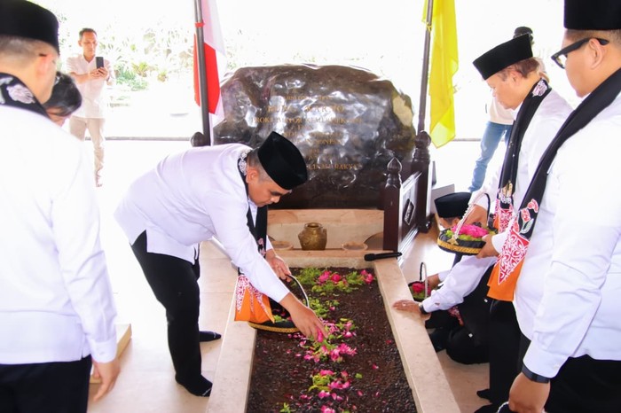 Ketua MPR RI Ahmad Muzani bersama para Wakil Ketua MPR RI Bambang Wuryanto, Lestari Moerdijat, Hidayat Nur Wahid, Eddy Soeparno, dan A.M. Akbar Supratman melakukan ziarah ke makam Sang Proklamator Ir. Soekarno di Blitar, Jawa Timur (Jatim).