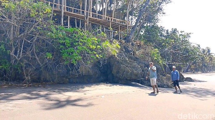 Klaim Tanah di Pantai Madasari