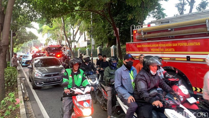 Lalu lintas di depan gedung kebakaran di Cikini kembali dibuka