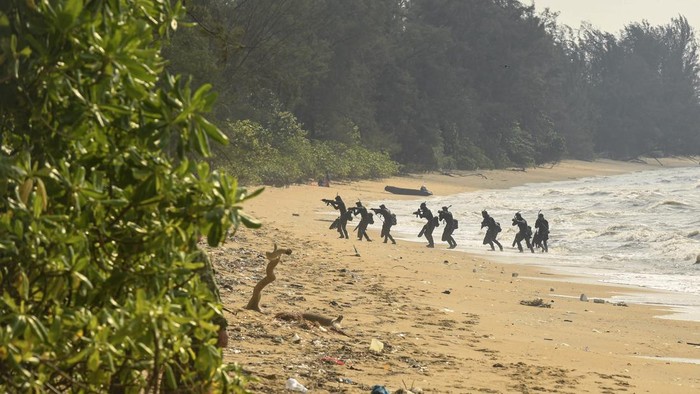 Prajurit Korps Marinir TNI AL menembakkan meriam artileri howitzer pada latihan Operasi TNI Terintegrasi 2026 di Pantai Todak, Dabo Singkep, Kabupaten Lingga, Kepulauan Riau, Rabu (5/8/2026). Dalam latihan operasi tersebut menampilkan kemampuan tempur Perisai Trisila Nusantara dari Matra Darat, Laut dan Udara dengan simulasi berbagai Alutsista di antaranya drone kamikaze AKM KI-50 buatan dalam negeri, penembakan dua rudal C-705 dari KRI Sampari-628 serta pendaratan pasukan marinir.  ANTARA FOTO/Muhammad Adimaja/nz