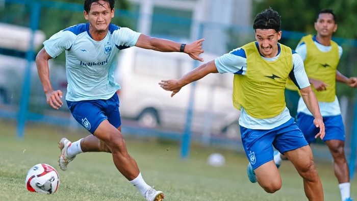 Skuad PSIS menjalani sesi latihan di lapangan Terang Bangsa, Semarang.