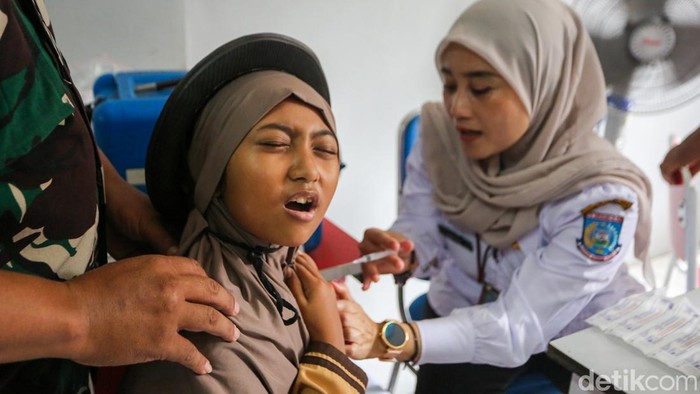 Petugas puskesmas menyuntikkan vaksin kepada siswa saat pelaksanaan Bulan Imunisasi Anak Sekolah (BIAS) di SDN Rawa Buntu 03, Tangerang Selatan, Banten, Rabu (5/8/2026). Program BIAS di sekolah tersebut diikuti 144 siswa yang terdiri atas siswa kelas 1 penerima imunisasi campak-rubela serta siswi kelas 5 dan 6 penerima vaksin human papillomavirus (HPV).