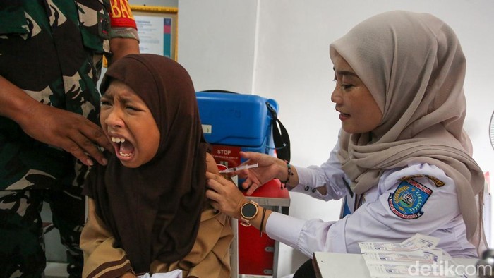 Petugas puskesmas menyuntikkan vaksin kepada siswa saat pelaksanaan Bulan Imunisasi Anak Sekolah (BIAS) di SDN Rawa Buntu 03, Tangerang Selatan, Banten, Rabu (5/8/2026). Program BIAS di sekolah tersebut diikuti 144 siswa yang terdiri atas siswa kelas 1 penerima imunisasi campak-rubela serta siswi kelas 5 dan 6 penerima vaksin human papillomavirus (HPV).