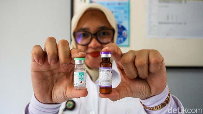 Petugas puskesmas menyuntikkan vaksin kepada siswa saat pelaksanaan Bulan Imunisasi Anak Sekolah (BIAS) di SDN Rawa Buntu 03, Tangerang Selatan, Banten, Rabu (5/8/2026). Program BIAS di sekolah tersebut diikuti 144 siswa yang terdiri atas siswa kelas 1 penerima imunisasi campak-rubela serta siswi kelas 5 dan 6 penerima vaksin human papillomavirus (HPV).