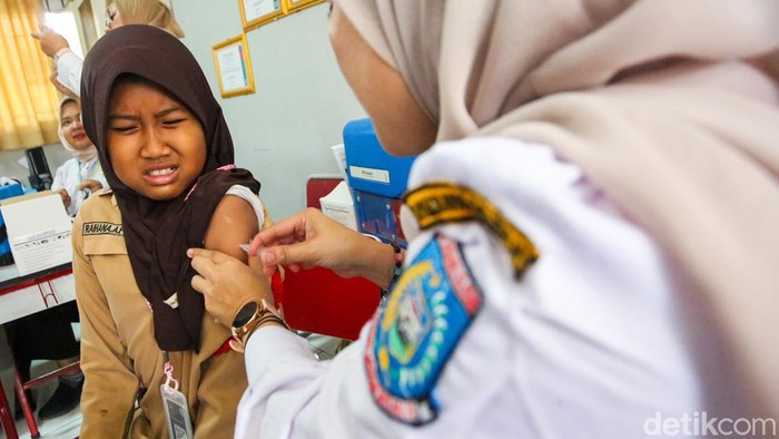 Petugas puskesmas menyuntikkan vaksin kepada siswa saat pelaksanaan Bulan Imunisasi Anak Sekolah (BIAS) di SDN Rawa Buntu 03, Tangerang Selatan, Banten, Rabu (5/8/2026). Program BIAS di sekolah tersebut diikuti 144 siswa yang terdiri atas siswa kelas 1 penerima imunisasi campak-rubela serta siswi kelas 5 dan 6 penerima vaksin human papillomavirus (HPV).