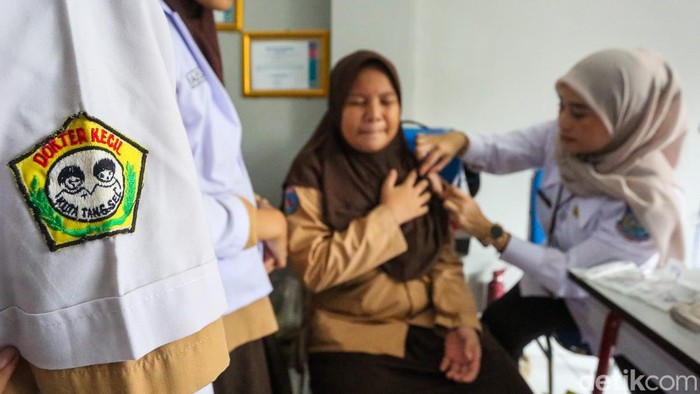 Petugas puskesmas menyuntikkan vaksin kepada siswa saat pelaksanaan Bulan Imunisasi Anak Sekolah (BIAS) di SDN Rawa Buntu 03, Tangerang Selatan, Banten, Rabu (5/8/2026). Program BIAS di sekolah tersebut diikuti 144 siswa yang terdiri atas siswa kelas 1 penerima imunisasi campak-rubela serta siswi kelas 5 dan 6 penerima vaksin human papillomavirus (HPV).