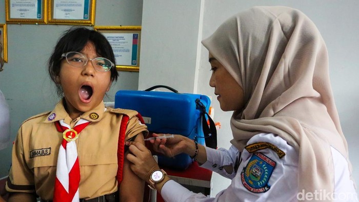 Petugas puskesmas menyuntikkan vaksin kepada siswa saat pelaksanaan Bulan Imunisasi Anak Sekolah (BIAS) di SDN Rawa Buntu 03, Tangerang Selatan, Banten, Rabu (5/8/2026). Program BIAS di sekolah tersebut diikuti 144 siswa yang terdiri atas siswa kelas 1 penerima imunisasi campak-rubela serta siswi kelas 5 dan 6 penerima vaksin human papillomavirus (HPV).
