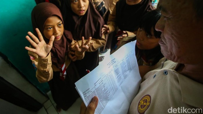 Petugas puskesmas menyuntikkan vaksin kepada siswa saat pelaksanaan Bulan Imunisasi Anak Sekolah (BIAS) di SDN Rawa Buntu 03, Tangerang Selatan, Banten, Rabu (5/8/2026). Program BIAS di sekolah tersebut diikuti 144 siswa yang terdiri atas siswa kelas 1 penerima imunisasi campak-rubela serta siswi kelas 5 dan 6 penerima vaksin human papillomavirus (HPV).