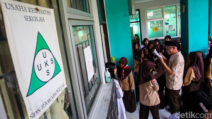 Petugas puskesmas menyuntikkan vaksin kepada siswa saat pelaksanaan Bulan Imunisasi Anak Sekolah (BIAS) di SDN Rawa Buntu 03, Tangerang Selatan, Banten, Rabu (5/8/2026). Program BIAS di sekolah tersebut diikuti 144 siswa yang terdiri atas siswa kelas 1 penerima imunisasi campak-rubela serta siswi kelas 5 dan 6 penerima vaksin human papillomavirus (HPV).