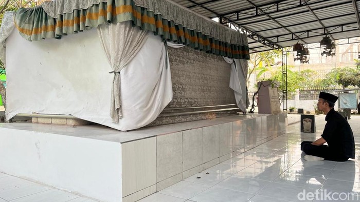 Makam KH Abdul Wahab Chasbullah di lingkungan Ponpes Bahrul Ulum  Tambakberas