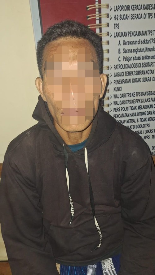 Mantan Kades Nangga Mutu, Kecamatan Kodi Utara, SBD, NTT, Marthen Nuni Mada, saat dimankan polisi terkait kasus dugaan korupsi keuangan desa TA 2019. (Dok. Polres SBD).