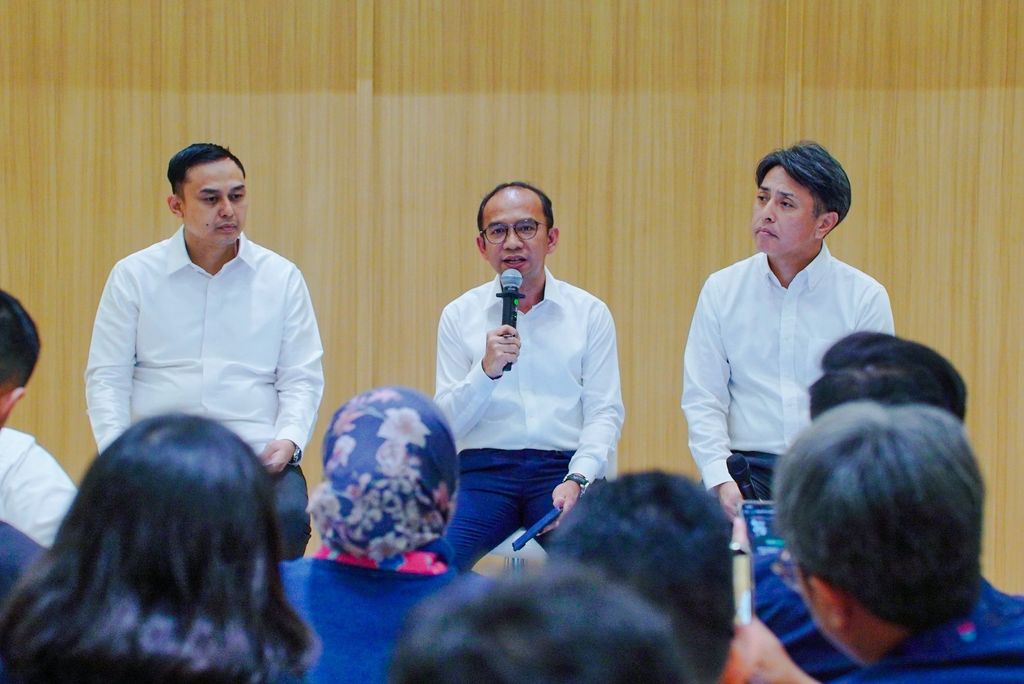 Marketing Director PT Toyota-Astra Motor (TAM), Bansar Maduma (tengah) dan Marketing Director PT Toyota-Astra Motor (TAM), Hiroyuki Oide (kanan) di GIIAS 2026 Marketing Director PT Toyota-Astra Motor (TAM), Bansar Maduma (tengah) dan Marketing Director PT Toyota-Astra Motor (TAM), Hiroyuki Oide (kanan) di GIIAS 2026. (Dok. PT Toyota-Astra Motor)