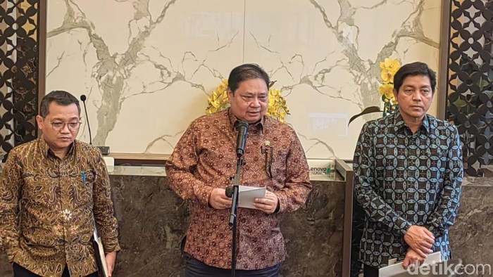 Menko Bidang Perekonomian Airlangga Hartarto memberikan keterangan pers merespons pertumbuhan ekonomi Indonesia kuartal kedua 2026 mencapai 5,29% di kantornya, Jakarta Pusat, Rabu (5/8/2026).