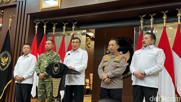 Menko Polkam Djamari Chaniago bersama Panglima TNI Jenderal TNI Agus Subiyanto, Kapolri Jenderal Listyo Sigit Prabowo, Jaksa Agung ST Burhanuddin dan Kepala BIN Muhammad Herindra.