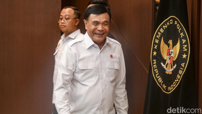 JAKARTA – Menteri Koordinator Bidang Politik dan Keamanan (Menko Polkam) Djamari Chaniago memastikan kondisi keamanan nasional tetap aman dan terkendali usai menggelar rapat koordinasi bersama Kepala Badan Intelijen Negara (BIN), Panglima TNI, Kapolri, dan Jaksa Agung di Jakarta, Rabu (5/8/2026). Pertemuan tersebut digelar sebagai langkah pemerintah memastikan stabilitas nasional di tengah maraknya informasi yang beredar di ruang digital.