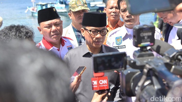 Menteri Desa dan Pembangunan Daerah Tertinggal (Mendes PDT) Yandri Susanto usai pembukaan Seminar Nasional KDKMP di Maluku Utara.