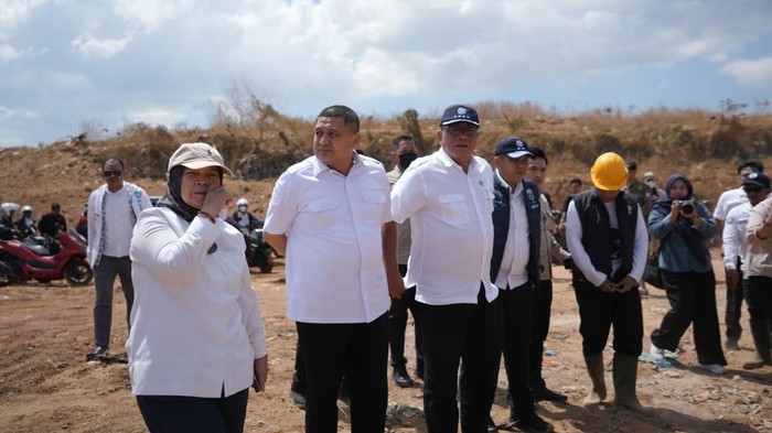 Menteri Lingkungan Hidup (LH)/Kepala Badan Pengendalian Lingkungan Hidup (KBPLH) Moh. Jumhur Hidayat bersama Wali Kota Makassar Munafri Arifuddin meninjau transformasi TPA Tamangapa dari open dumping menuju sanitary landfill.