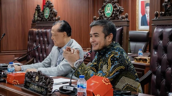 Wakil Ketua MKD Imron Amin (memakai baju batik)