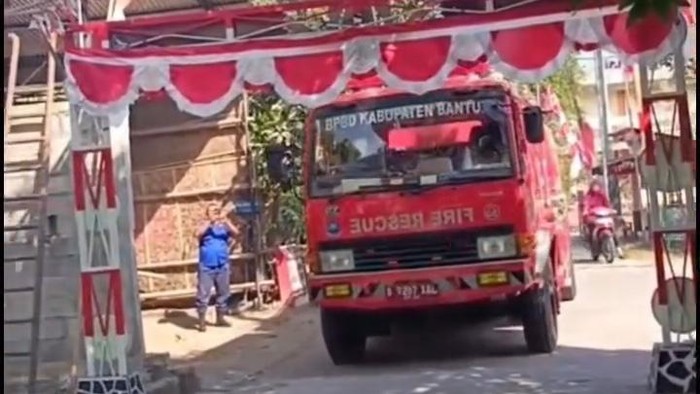 Mobil Damkar terhalang gapura HUT RI di Jogodayoh, Sumbermulyo, Bambanglipuro, Bantul, Rabu (5/8/2026).