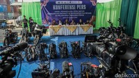 Petugas menunjukkan barang bukti berupa sepeda motor Harley-Davidson bekas dalam kondisi terurai (completely knocked down/CKD) dan rangka (frame) bekas hasil penindakan di Kantor Pelayanan Utama Bea Cukai Tipe A Tanjung Priok, Jakarta Utara, Rabu (5/8/2026).
