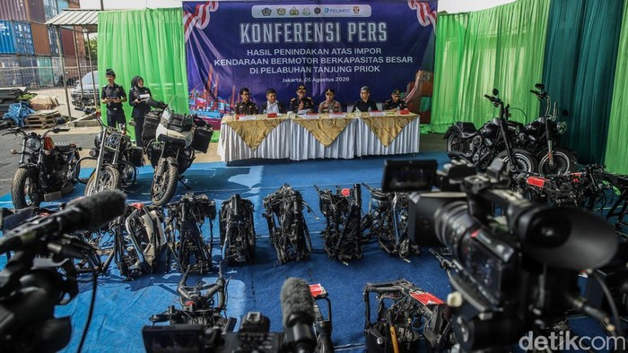 1. Petugas menunjukkan barang bukti berupa sepeda motor Harley-Davidson bekas dalam kondisi terurai (completely knocked down/CKD) dan rangka (frame) bekas hasil penindakan di Kantor Pelayanan Utama Bea Cukai Tipe A Tanjung Priok, Jakarta Utara, Rabu (5/8/2026). Kantor Pelayanan Utama Bea Cukai Tipe A Tanjung Priok menggagalkan upaya penyelundupan lima unit sepeda motor Harley-Davidson bekas dalam kondisi terurai (CKD) serta 20 unit rangka (frame) bekas asal China yang masuk melalui Pelabuhan Tanjung Priok sepanjang periode 2025–2026.