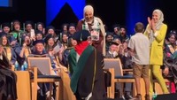 Viral Dokter Lamar Dokter di Atas Panggung Wisuda, Romantis Bikin Baper