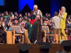 Viral Dokter Lamar Dokter di Atas Panggung Wisuda, Romantis Bikin Baper