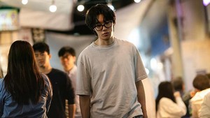 Cerita dimulai ketika dia tahu ada sosok bernama The Rat yang menjadi penyebab kehancuran hidupnya. Moon Jae kemudian berusaha mencari pelaku, mempertemukannya dengan dua karakter lainnya. (Foto: dok. Netflix)