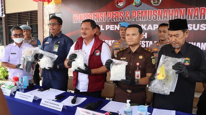 Barang bukti sabu hasil pengungkapan kasus penyelundupan dari Malaysia diperlihatkan sebelum dimusnahkan oleh Satresnarkoba Polresta Tanjungpinang